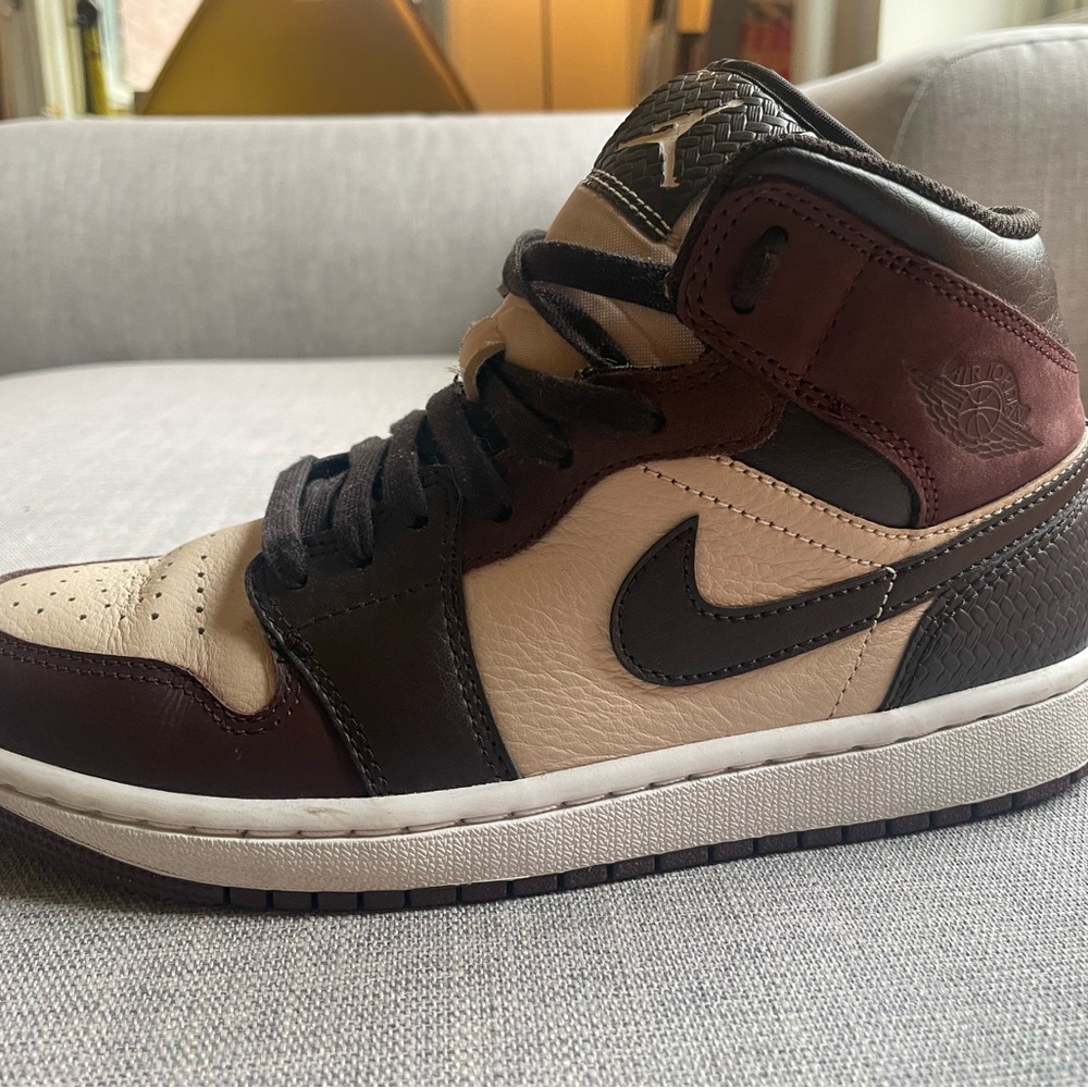 EUC Air Jordan women’s sneakers in cream and maroon RARE find